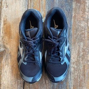 NWOT Mizuno athletic shoes